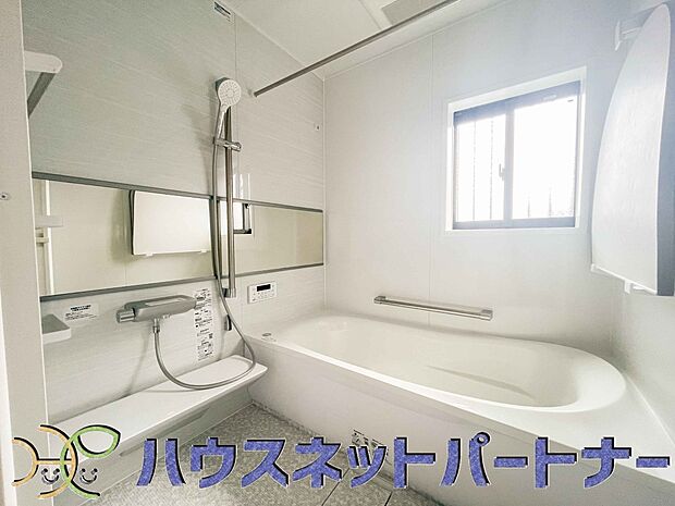明るい作りの浴室は心も体もリフレッシュさせてくれます。窓もあるので湿気を外へ逃がすことも出来ます。