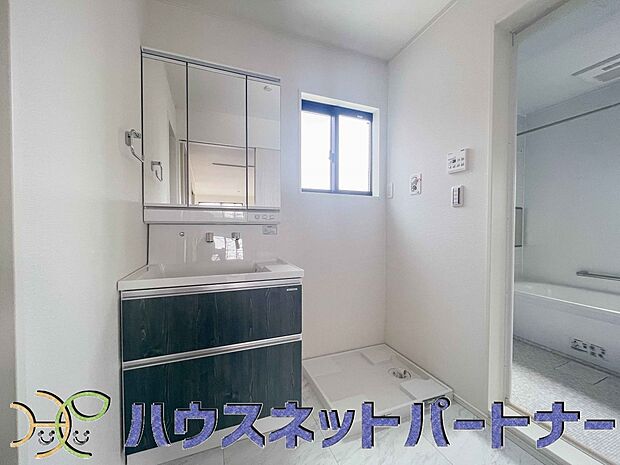 三面鏡洗面化粧台。ミラーを手前に引けば、楽な姿勢で髭剃りやメイクができます。合わせ鏡にすればヘアスタイルのチェックもラクラク。洗面化粧台のミラー裏にはたっぷり入る収納スペースを設けています。