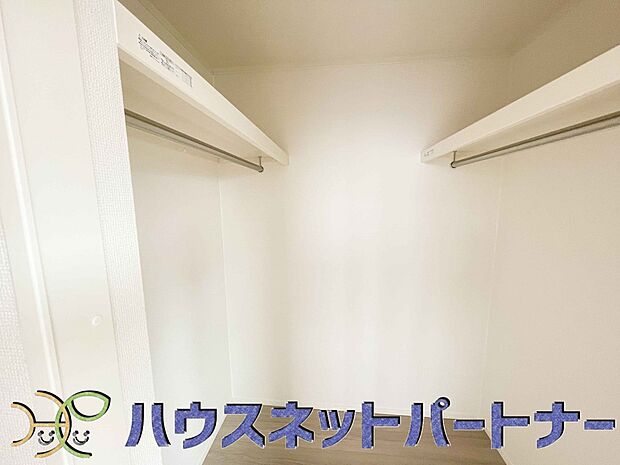 ウォークインクローゼットのメリットは、衣類の他、バッグやアクセサリーなど、身につけるものを一部屋に集めて管理できること。必要なときに見つけやすいです。