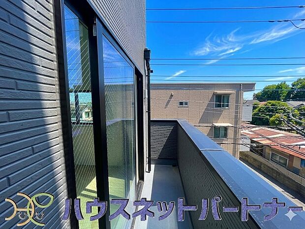 青い空が近くに感じるバルコニーは、爽やかな風をお部屋へ運んでくれます。