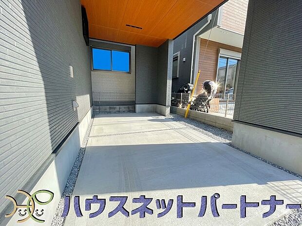 玄関横に駐車場なのでお買い物をした後は楽にお家へ。沢山お買物した時は助かりますね。