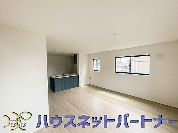リビングは、食事スペースと寛げる場所設けてもまだ余裕の広さ。明るい光が照らしてくれます。