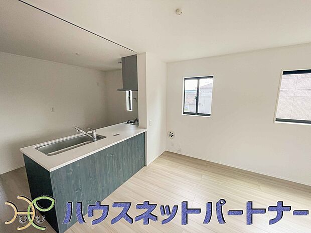 カウンターがあると配膳が楽なことがメリットの一つ。後片付けをするときも、ダイニングテーブルからあまり動かずに流し台へ運ぶことができるので便利です♪