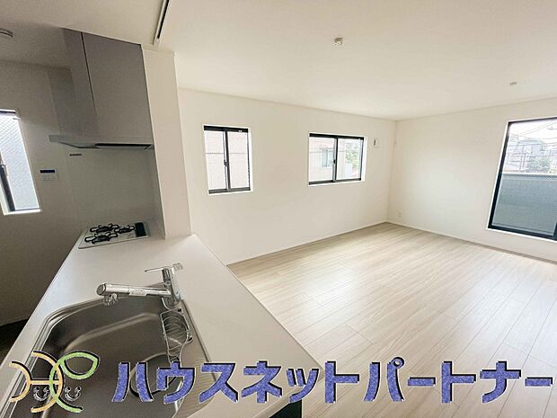 キッチン吊戸棚を無くす事によって、コミュニケーションを重視した設計に致しました。区画によって変わる一体感を、実際にご覧になって頂けましたらと思います。