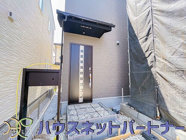 玄関の扉を開けると家族の待つお家。幸せを感じる瞬間です。