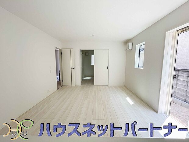 太陽の光が照らす明るいリビングは、開放感があり通風・採光に優れ、心地よい光と風が舞い込んできます。心休まるリビングは何よりも快適な時間を過ごせます。