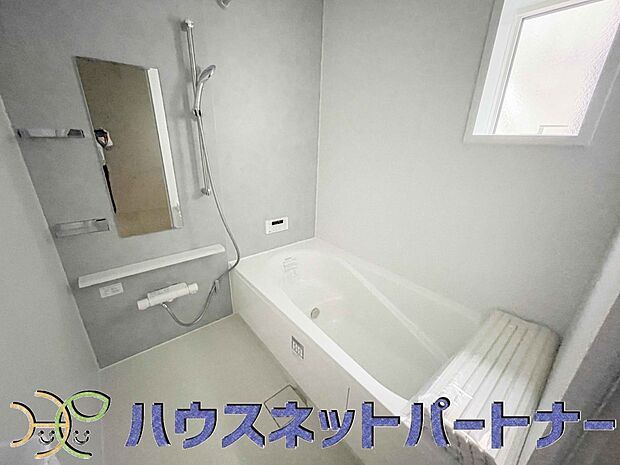 心地よいバスタイムを演出する浴室はゆとりあるサイズを採用。保温機能付き、汚れをはじく有機ガラス系の新素材を採用した浴室。美しく機能的な設備を採用。