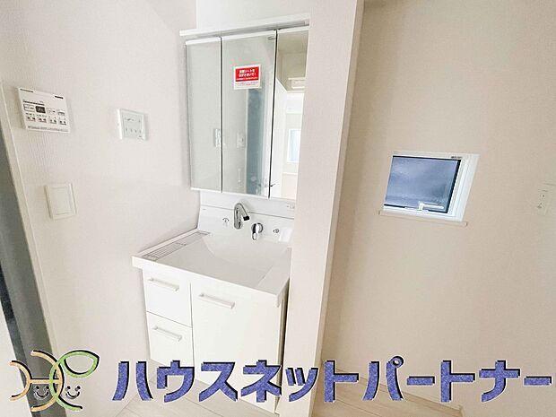 家の中でも特にプライベートスペースとなる洗面所は、洗濯場所と浴室を同じ空間でまとめております。小窓を設置しておりますので、熱気などが籠りやすい空間でちょっとした空気の入れ替えを。