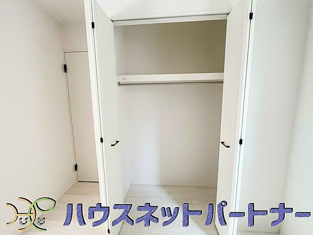 壁面クローゼットのメリットは、衣類が横一列に並ぶためひと目で洋服が選びやすいこと。衣類をたくさんお持ちの方も、限られたスペース内に無理なく収納することができます。