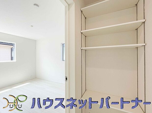 物の高さや大きさにより自由に高さを調整できる可動棚。入れたいものに合わせてアレンジできるので収納場所が自然と定まり、整理整頓も楽々行えます。