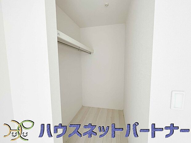 ウォークインクローゼットのメリットは、衣類の他、バッグやアクセサリーなど、身につけるものを一部屋に集めて管理できること。必要なときに見つけやすいです。