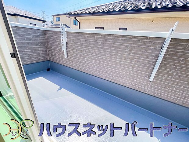 太陽の光が燦々と降り注ぐ広さのあるバルコニーで毎日のお洗濯も快適に。太陽は心を元気にしてくれますよね。