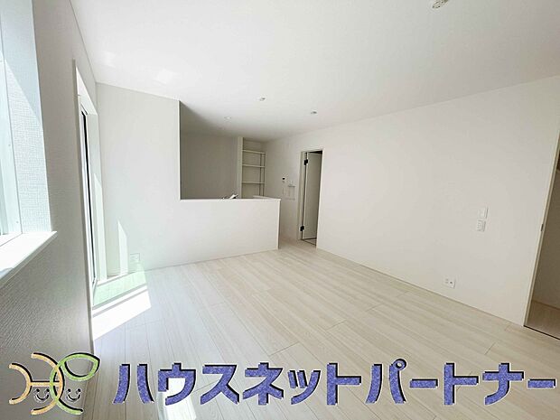 キッチンカウンターがあると配膳が楽なことがメリットの一つ。後片付けをするときも、ダイニングテーブルからあまり動かずに流し台へ運ぶことができるので便利です♪