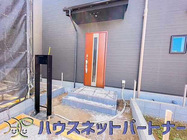 玄関の扉を開けると家族の待つお家。幸せを感じる瞬間です。