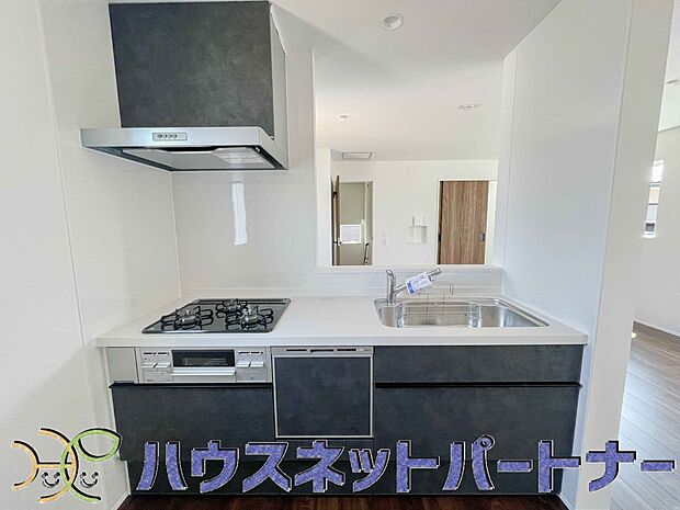 ビルトイン食器洗乾燥機完備。家事のお手伝いをしてくれる奥様の味方です。食器を洗っている間にお掃除など、様々なシーンで家事の時短に役立つ食洗機。省スペースのビルトインタイプを採用致しました。