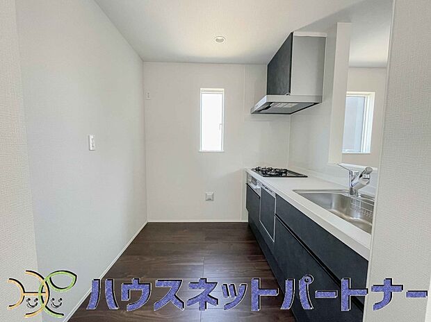 カウンターキッチンは広くて収納力もあるので、快適に料理をすることができます。食器や炊事用具を手の届くところに配置しやすいため調理もスピーディーです。