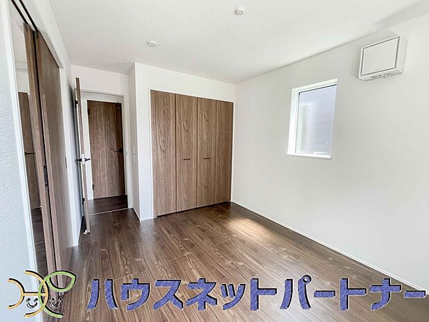 ベッドを置いて主寝室をイメージ。それでも広々してますね。