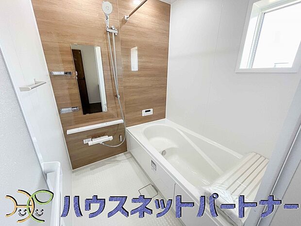 窓がある浴室は心地よいバスタイムを演出してくれます。たまには本を読みながら半身浴もいいですね。