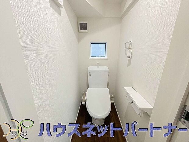 小窓を設置する事により明るく、通気性の良いトイレとなっております。中はゆとりのある大きさを確保しておりますので、ゆったりとお使い頂けます。 