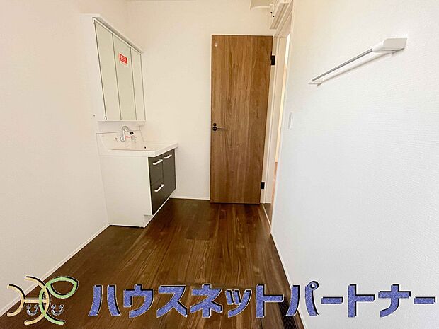 明るい清潔感のある洗面所は、鏡も大きくシンクが広々。朝の支度も楽にこなせます。