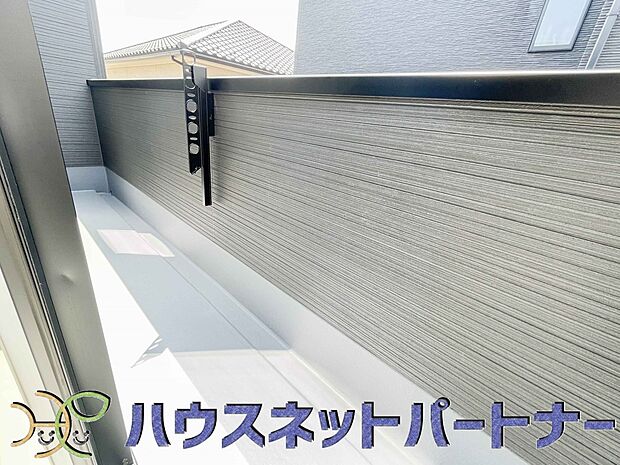 青い空が近くに感じるバルコニーは、爽やかな風をお部屋へ運んでくれます。