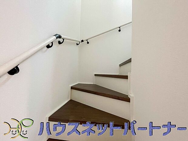手すりがないと階段の昇り降りで危険なことはもちろん、壁に手をつきながら歩くことで壁紙が汚れやすくなります。すべての方に安心して昇り降りしていただくため、手すりを設置しました。