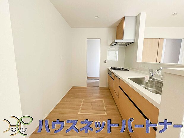 カウンターキッチンは広くて収納力もあるので、快適に料理をすることができます。食器や炊事用具を手の届くところに配置しやすいため調理もスピーディーです。