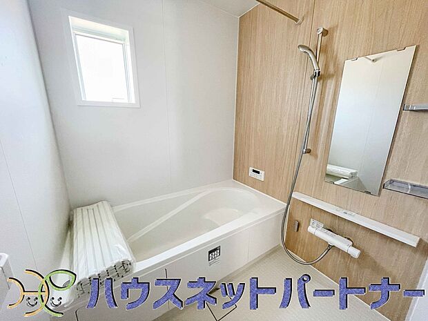 心地よいバスタイムを演出する浴室はゆとりあるサイズを採用。保温機能付き、汚れをはじく有機ガラス系の新素材を採用した浴室。美しく機能的な設備を採用。