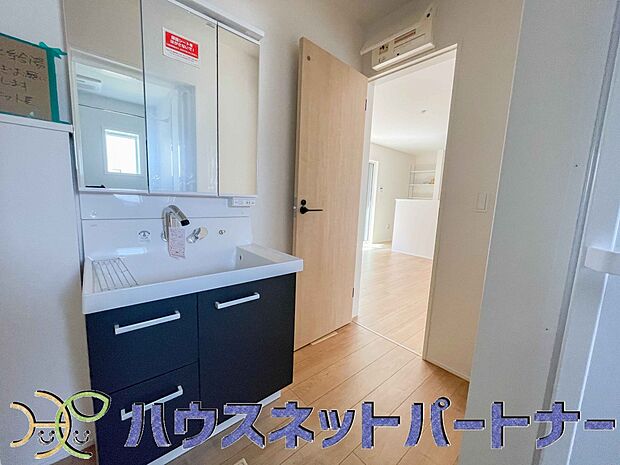 大きく見やすい三面鏡で清潔感ある洗面台は、身だしなみチェックや肌のお手入れに最適です。何かと物が増える場所だからこそ、スッキリと見映えの良い空間に拵えました。