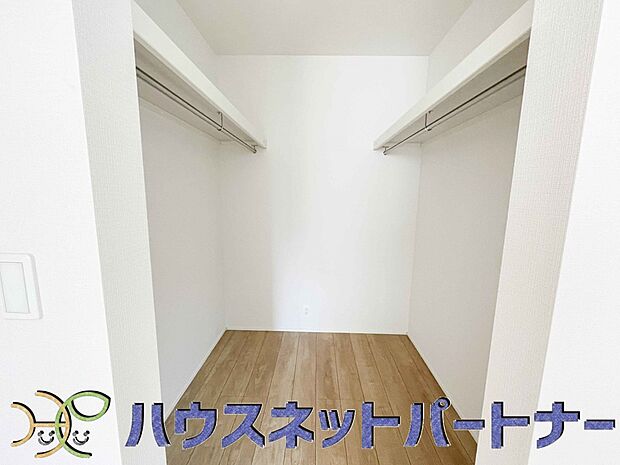たくさんの洋服をかけてもシワになりにくいウォークインクローゼット。洋服以外にも、普段使わない家電やスーツケース、ストック品など何でも片付く嬉しい空間です。