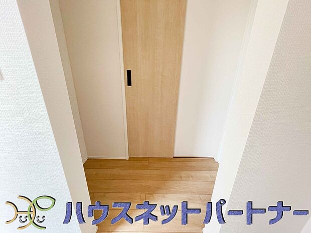 各所に配置された収納スペースは、洋服や小物はもちろんのこと、掃除機や日用予備品・お子様のおもちゃなど様々な物を収納して頂ける便利なスペースです。 