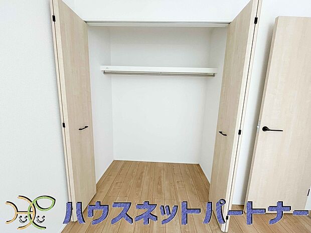 壁面クローゼットのメリットは、衣類が横一列に並ぶためひと目で洋服が選びやすいこと。衣類をたくさんお持ちの方も、限られたスペース内に無理なく収納することができます。