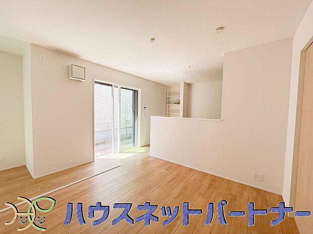 忙しい朝でも家族揃って食事をして頂ける、ゆとりある大きさのダイニングスペース。奥様の手料理をカウンター越しに受けとって頂き、テーブルで囲む素敵な時間を存分にお愉しみ下さい。