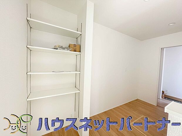 パントリー(食料庫)常温保存できるパン、お米、調味料、缶詰など、日常的に使うものや未開封の食品の収納にぴったり。