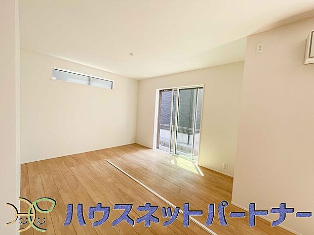 整然とした空間演出、快適な理想の暮らしの実現は家のみの拘りではなく、そこで暮らす方々にとって素敵な環境であることも挙げられると思います。四季折々の変化が奏でる鼓動を楽しんで下さい。