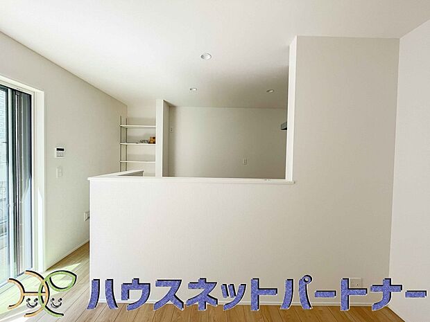 キッチン吊戸棚を無くす事によって、コミュニケーションを重視した設計に致しました。区画によって変わる一体感を、実際にご覧になって頂けましたらと思います。 