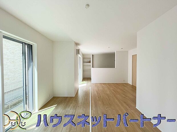 リビングは、食事スペースと寛げる場所設けてもまだ余裕の広さ。明るい光が照らしてくれます。
