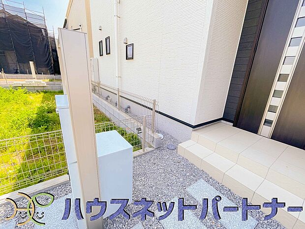 玄関の扉を開けるとそこは家族の待つお家。笑い声が聞こえてきそう。