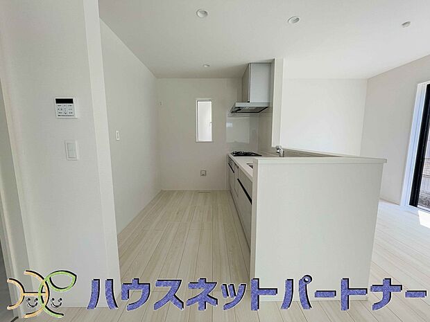 明るい自然光が入る作業スペースを多くとったキッチン採用。夫婦揃ってキッチンに立っても調理がしやすく、家事をしながら会話も弾みます。食器類もすっきりと片付く収納力。