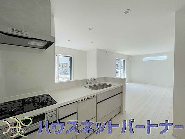 カウンターキッチンは広くて収納力もあるので、快適に料理をすることができます。食器や炊事用具を手の届くところに配置しやすいため調理もスピーディーです。