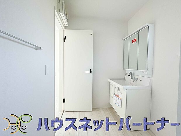 大きく見やすい三面鏡で清潔感ある洗面台は、身だしなみチェックや肌のお手入れに最適です。何かと物が増える場所だからこそ、スッキリと見映えの良い空間に拵えました。
