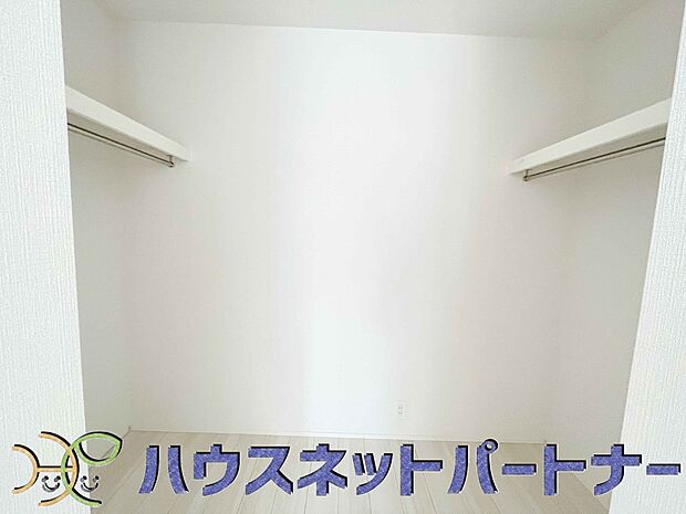 ウォークインクローゼットのメリットは、衣類の他、バッグやアクセサリーなど、身につけるものを一部屋に集めて管理できること。必要なときに見つけやすいです。