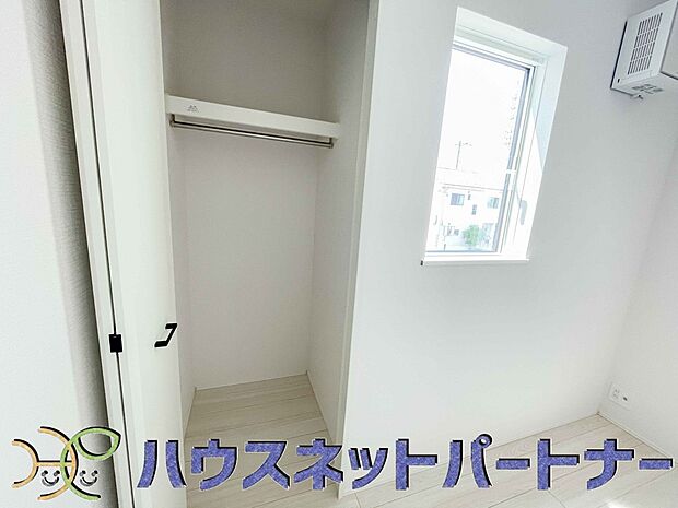 家族の小物って意外と増えていくので、収納が多いと助かります。