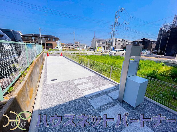 前面道路の日当たりの良い明るいお家。