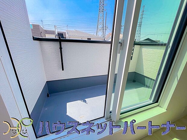 青い空が近くに感じるバルコニーは、爽やかな風をお部屋へ運んでくれます。
