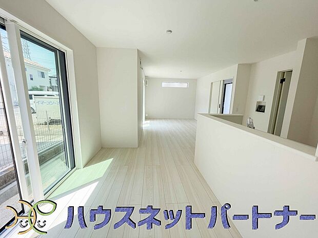 忙しい朝でも家族揃って食事をして頂ける、ゆとりある大きさのダイニングスペース。奥様の手料理をカウンター越しに受けとって頂き、テーブルで囲む素敵な時間を存分にお愉しみ下さい。