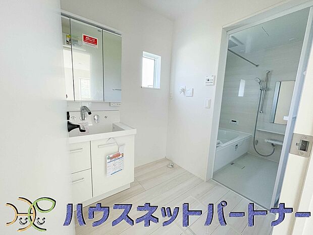 毎日使う洗濯機。しっかりと奥行きのある置き場が確保されています。
