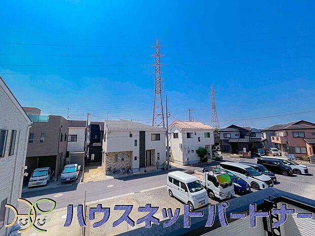 周辺は高い建物が無く、解放感が感じられます。