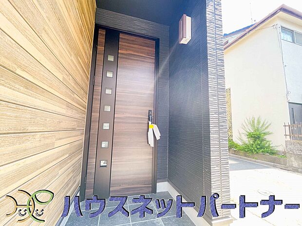 玄関の扉を開けるとそこは家族の待つお家。笑い声が聞こえてきそう。