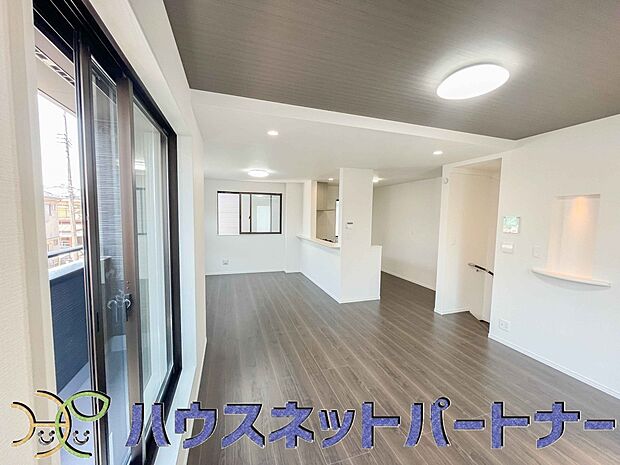 太陽の光が照らす明るいリビングは、開放感があり通風・採光に優れ、心地よい光と風が舞い込んできます。心休まるリビングは何よりも快適な時間を過ごせます。